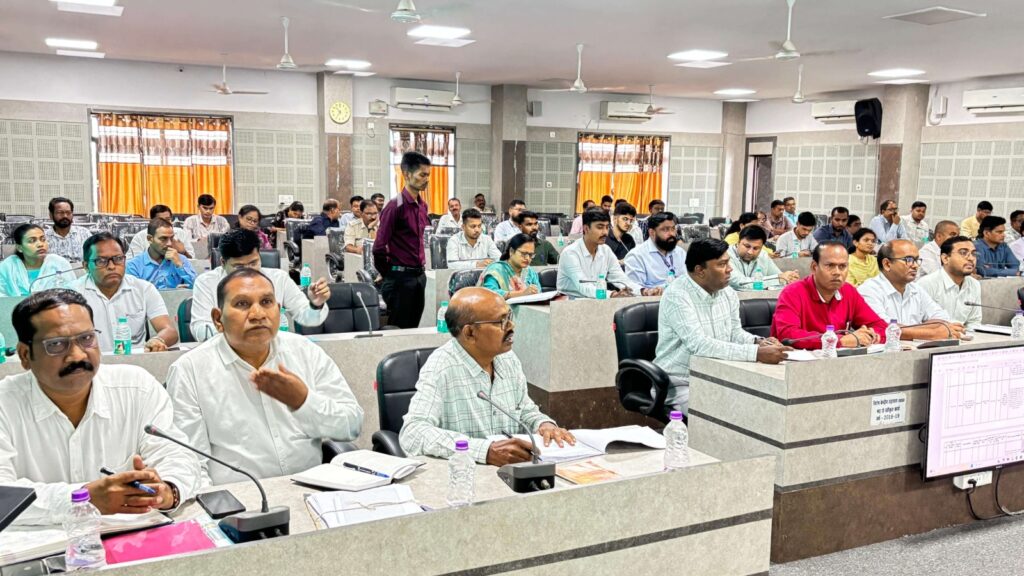 दंतेवाड़ा कलेक्ट्रेट सभाकक्ष में आयोजित समीक्षा बैठक में उपस्थित मुख्य कार्यपालन अधिकारी और अन्य विभागीय अधिकारी