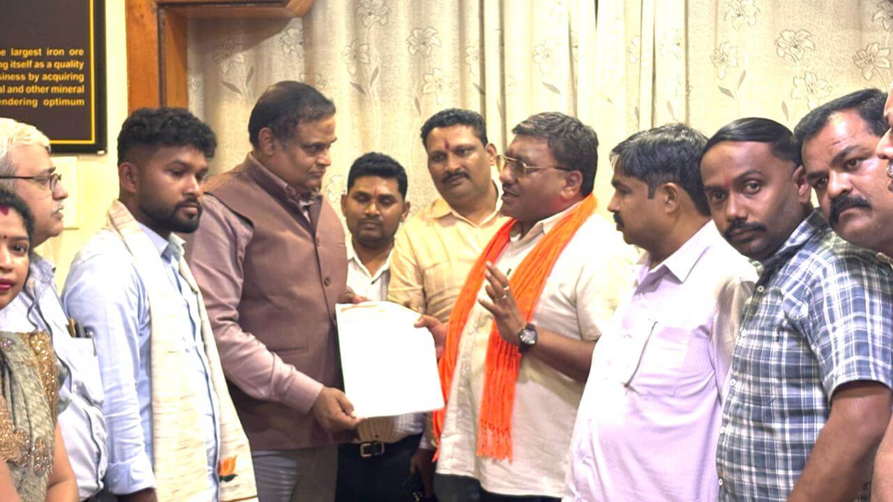 संतोष गुप्ता अमलेन्दु चक्रवर्ती और राजू जायसवाल बचेली एनएमडीसी महाप्रबंधक कार्मिक महेश नायर को ज्ञापन देते हुए