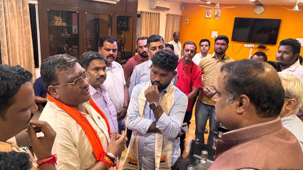 भाजपा जिलाध्यक्ष संतोष गुप्ता एनएमडीसी ईडी बी श्रीधर कोडाली से शिफ्टिंग समय और लौह अयस्क उत्पादन बढ़ाने पर चर्चा करते हुए