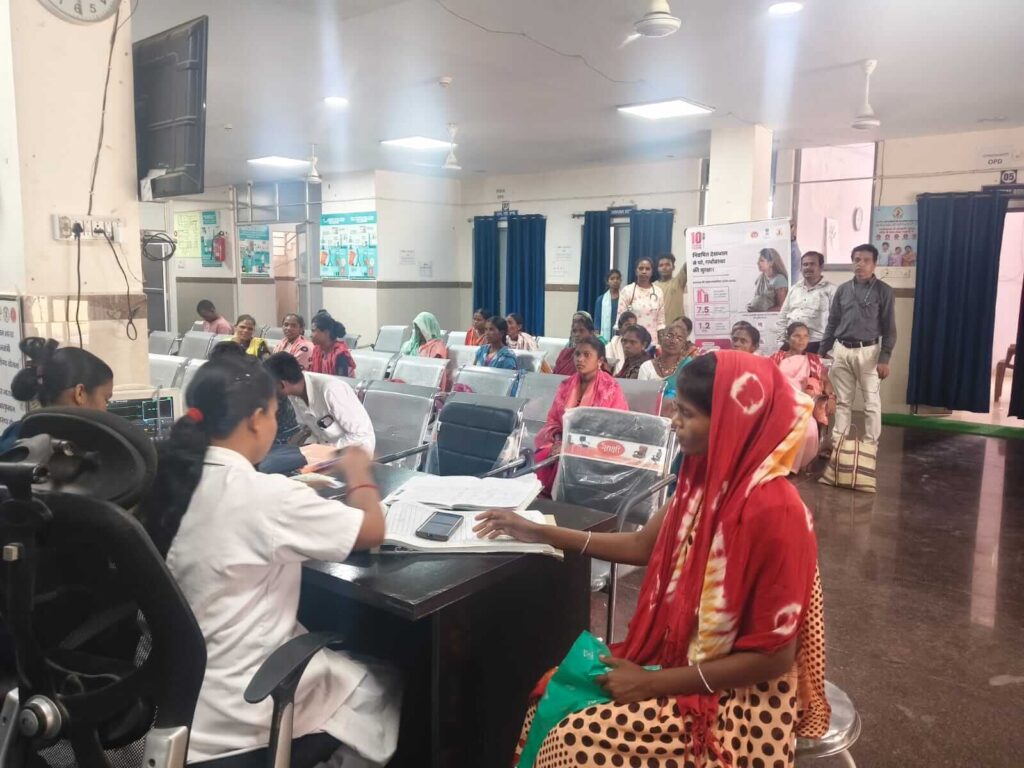 दन्तेवाड़ा जिला अस्पताल के ओपीडी में डॉक्टर से परामर्श लेतीं उच्च जोखिम वाली गर्भवती महिलाएं।