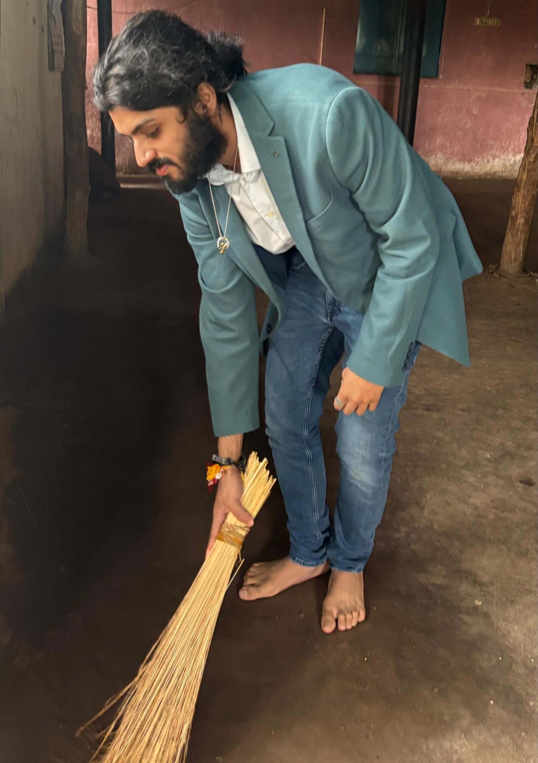 आश्रम परिसर में झाड़ू लगाकर श्रमदान करते पर्ड्यू इंजीनियर आर्यन श्रीवास्तव - nex24.in