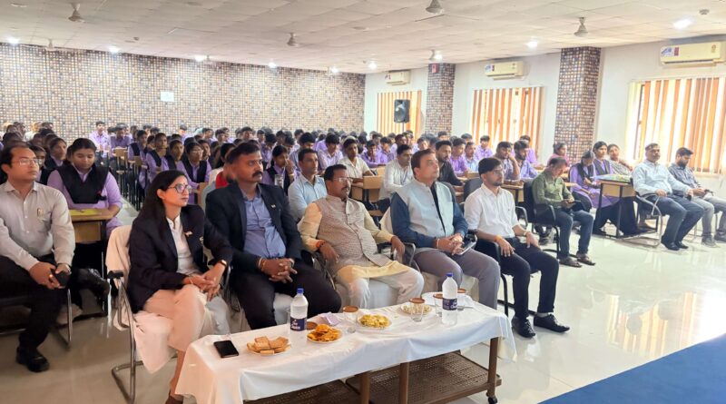एनएमडीसी पॉलिटेक्निक गीदम में खेलो इंडिया संवाद के दौरान विधायक चैतराम अटामी, खिलाड़ी दीपेश सिन्हा, कोच रेणु पारीक और जिला युवा अधिकारी।