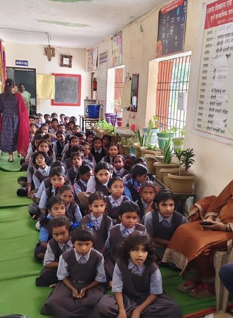 राष्ट्रीय कृमि मुक्ति दिवस पर दंतेवाड़ा के स्कूलों में बच्चों को खिलाई गई एलबेंडाजोल की दवा