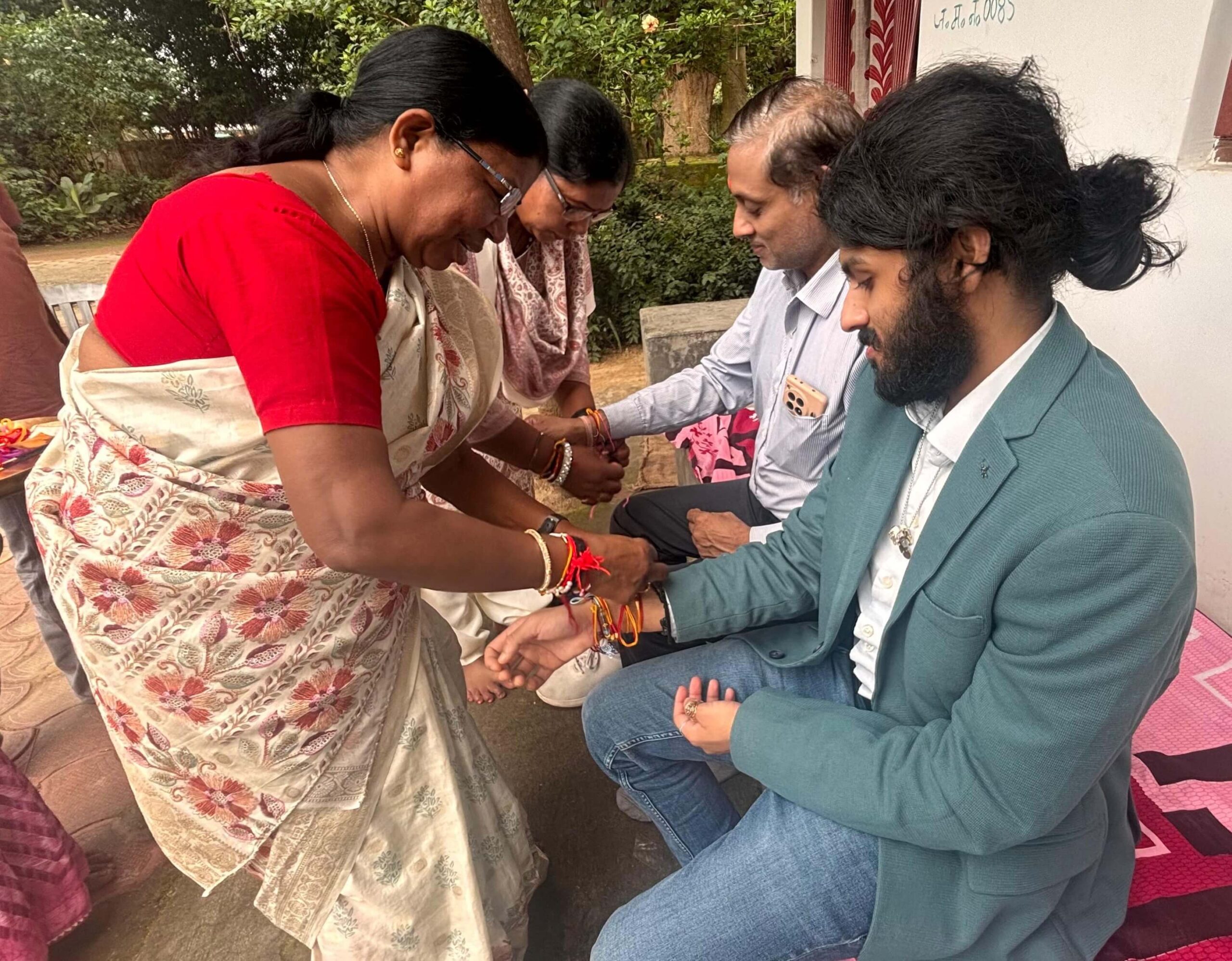 पद्मश्री डॉ. बुधरी ताती से आशीर्वाद और रक्षासूत्र लेते आर्यन श्रीवास्तव | nex24.in