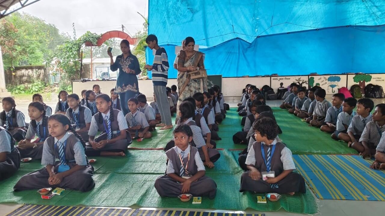कड़तीपारा स्कूल में न्योता भोज का आयोजन
