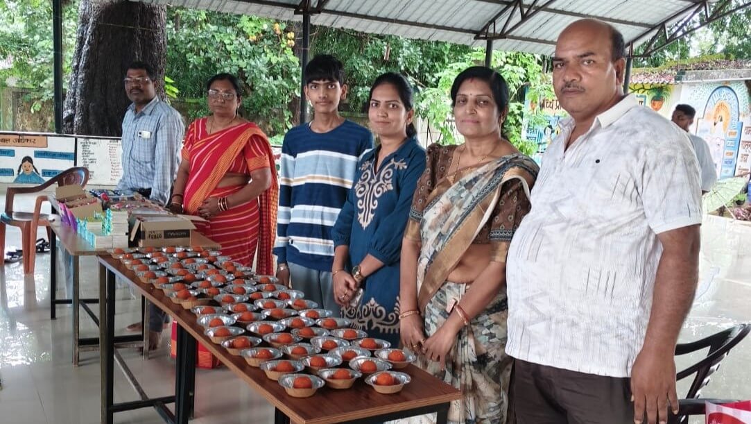 न्योता भोज गीदम में अजय जैन कड़तीपारा स्कूल