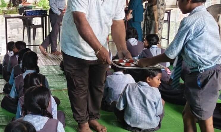 न्योता भोज गीदम में अजय जैन ने कड़तीपारा स्कूल के बच्चों को खाना परोसा