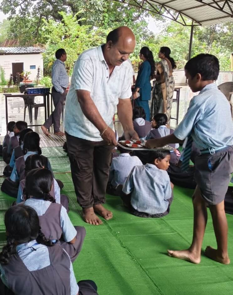 गीदम में व्यवसायी अजय जैन ने जन्मदिन पर ऐसा क्या किया कि कड़तीपारा स्कूल के बच्चे खुशी से झूम उठे?