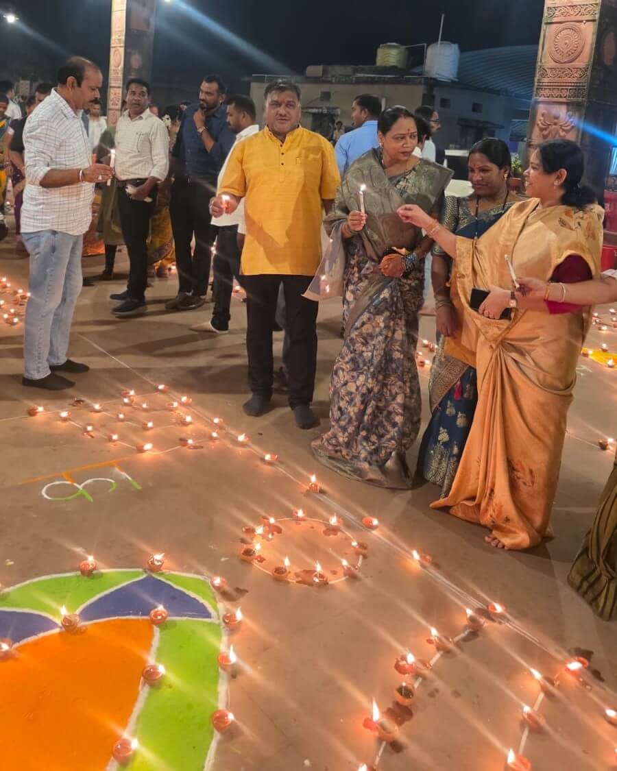 Dantewada Danteshwari corridor me rangoli aur diye ke paas BJP karyakarta Nex24