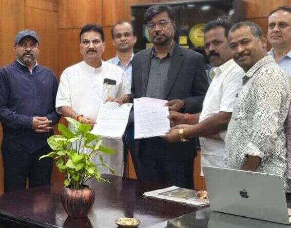Nex24: SKMS and INTUC leaders handing over memorandum to NMDC Kirandul CGM Ravindra Nath